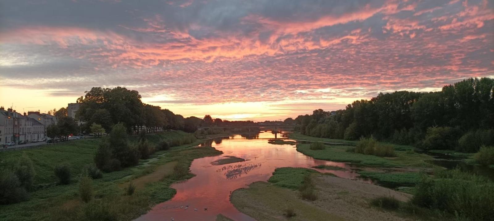 Cosy Loire, T2 Neuf, Front De Loire ,Vue Cathedrale,5Min A Pied Centre Ville Et Parking Prive Orléans Extérieur photo
